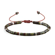 Bracelet mixte en perles heishi kaki en pierre de sang avec fermeture coulissante en cordon rouge.