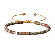 Bracelet fin en perles heishi multicolores en pierre de Shoushan avec fermoir ajustable doré.