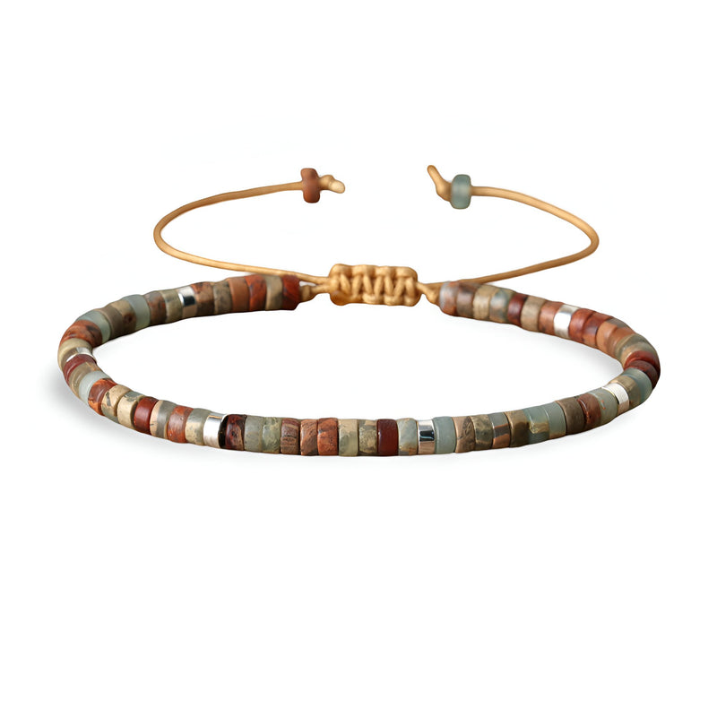 Bracelet fin en perles heishi multicolores en pierre de Shoushan avec fermoir ajustable doré.