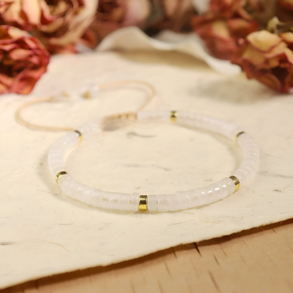 Bracelet mixte perles heishi quartz blanc avec inserts dorés, design minimaliste et élégant.