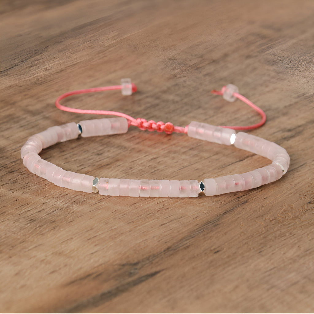 Bracelet mixte en perles heishi quartz rose avec cordon ajustable corail sur bois.