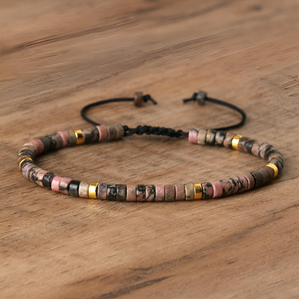 Bracelet mixte en perles heishi de rhodonite tachetée rose avec perles métal doré et réglable noir.