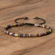 Bracelet mixte en perles heishi de rhodonite tachetée rose avec perles métal doré et réglable noir.