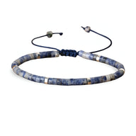 Bracelet mixte en perles heishi sodalite bleu avec fermoir coulissant et petits noyaux en pierre.