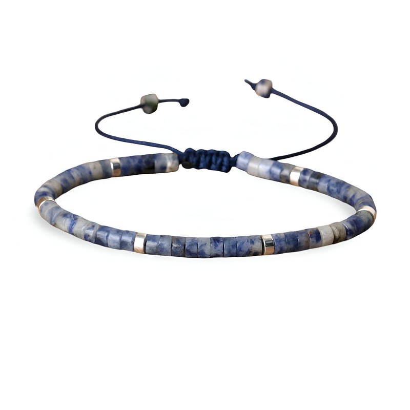 Bracelet mixte en perles heishi sodalite bleu avec fermoir coulissant et petits noyaux en pierre.