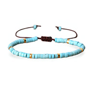 Bracelet mixte en perles heishi turquoise avec détails dorés et cordon réglable marron.