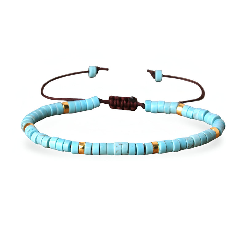 Bracelet mixte en perles heishi turquoise avec détails dorés et cordon réglable marron.