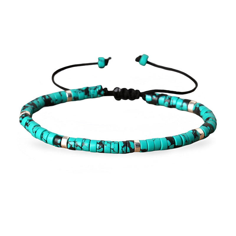 Bracelet ajustable en perles heishi turquoise tacheté et détails argentés sur cordon noir.