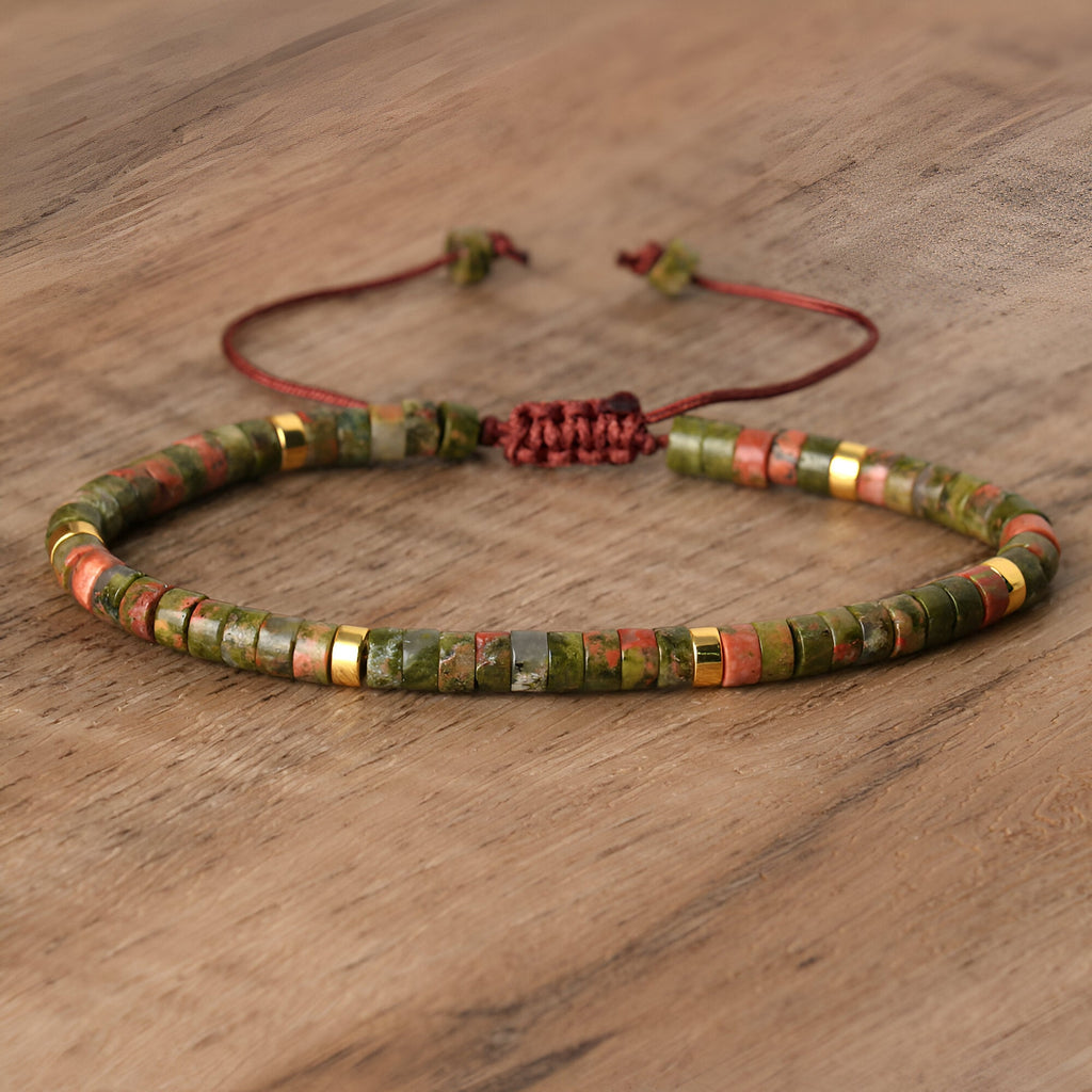Bracelet mixte en perles heishi unakite vertes avec détails dorés et fermeture ajustable rouge.
