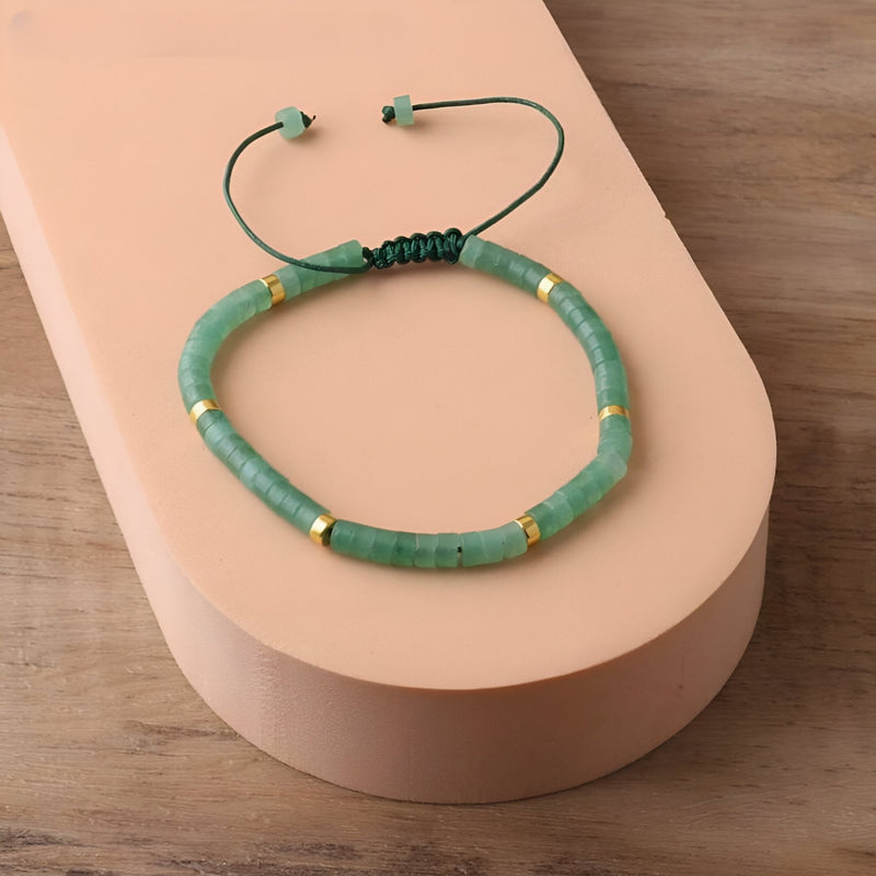 Bracelet mixte en perles heishi vertes en aventurine avec séparateurs dorés et fermeture coulissante noire.