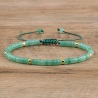 Bracelet mixte perles heishi aventurine vertes avec détails dorés et cordon ajustable noir.