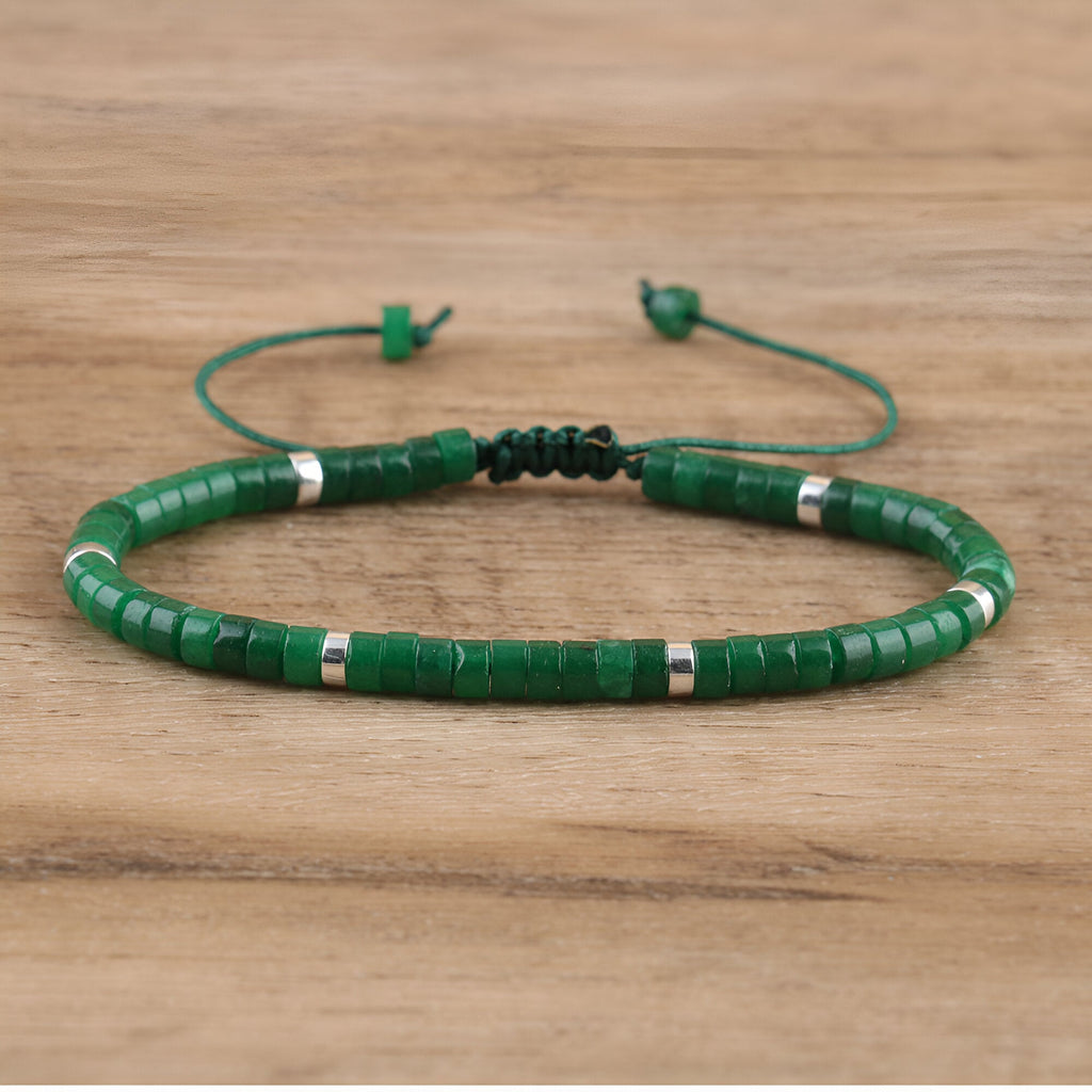 Bracelet réglable en perles heishi jade vert avec petites séparations argentées sur cordon noir et vert clair.