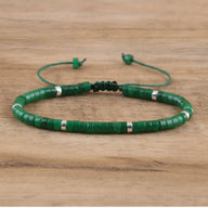 Bracelet réglable en perles heishi jade vert avec petites séparations argentées sur cordon noir et vert clair.