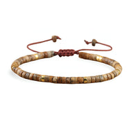 Bracelet mixte en perles heishi jaspe marron avec cordon ajustable et fermoir coulissant en macramé.