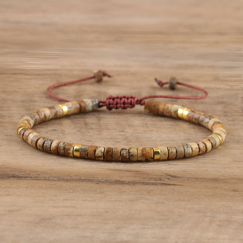 Bracelet mixte en perles heishi marron jaspe et détails dorés avec cordon ajustable rouge.