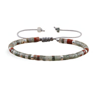 Bracelet mixte en perles heishi gris et jaspe sanguin avec fermoir coulissant noir.