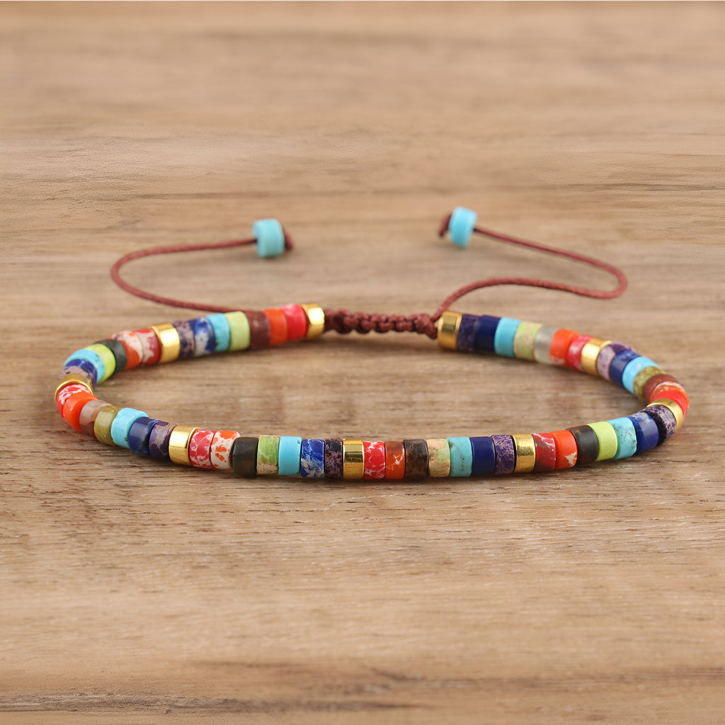 Bracelet mixte en perles heishi multicolores sur cordon ajustable marron.