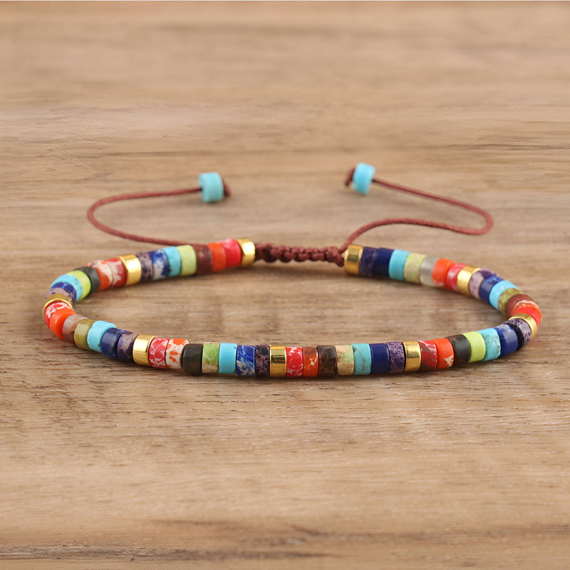 Bracelet mixte en perles heishi multicolores sur cordon ajustable marron.