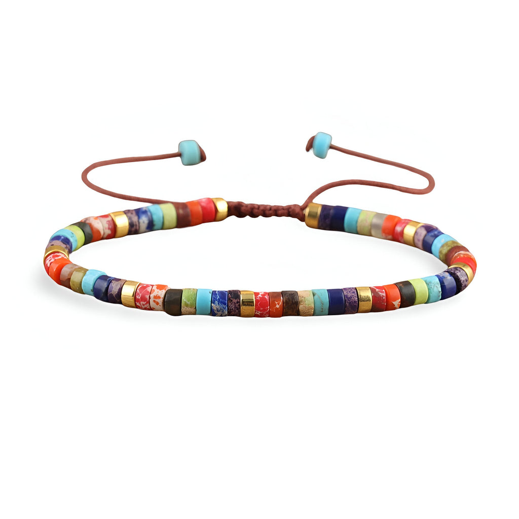 Bracelet heishi multicolore en pierres fines rondes, monté sur ficelle ajustable marron.