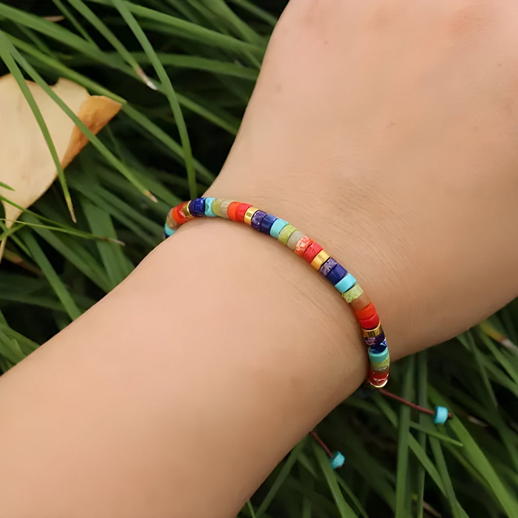 Bracelet heishi multicolore en petites perles plates sur poignet, style mixte, design Miko.