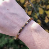 Bracelet mixte en perles heishi marron avec pierres oeil de tigre, style naturel et épuré.