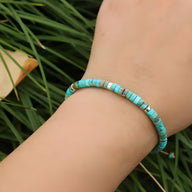 Bracelet mixte en perles heishi bleues et blanches, modèle Jiro, style minimaliste.