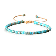 Bracelet ajustable en perles heishi turquoise avec fermeture en corde beige, style mixte.