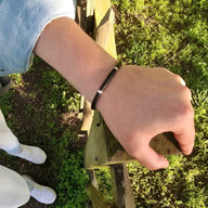 Bracelet mixte en perles heishi noires et pierre volcanique, style minimaliste.