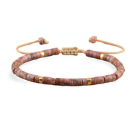 Bracelet mixte en perles heishi rhodonite rose avec détails dorés et cordon ajustable.