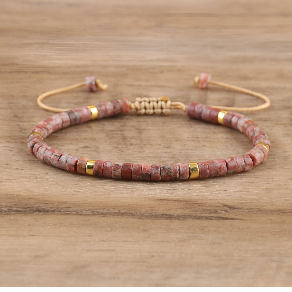Bracelet mixte en perles heishi rose rhodonite avec éléments dorés et cordon ajustable beige.