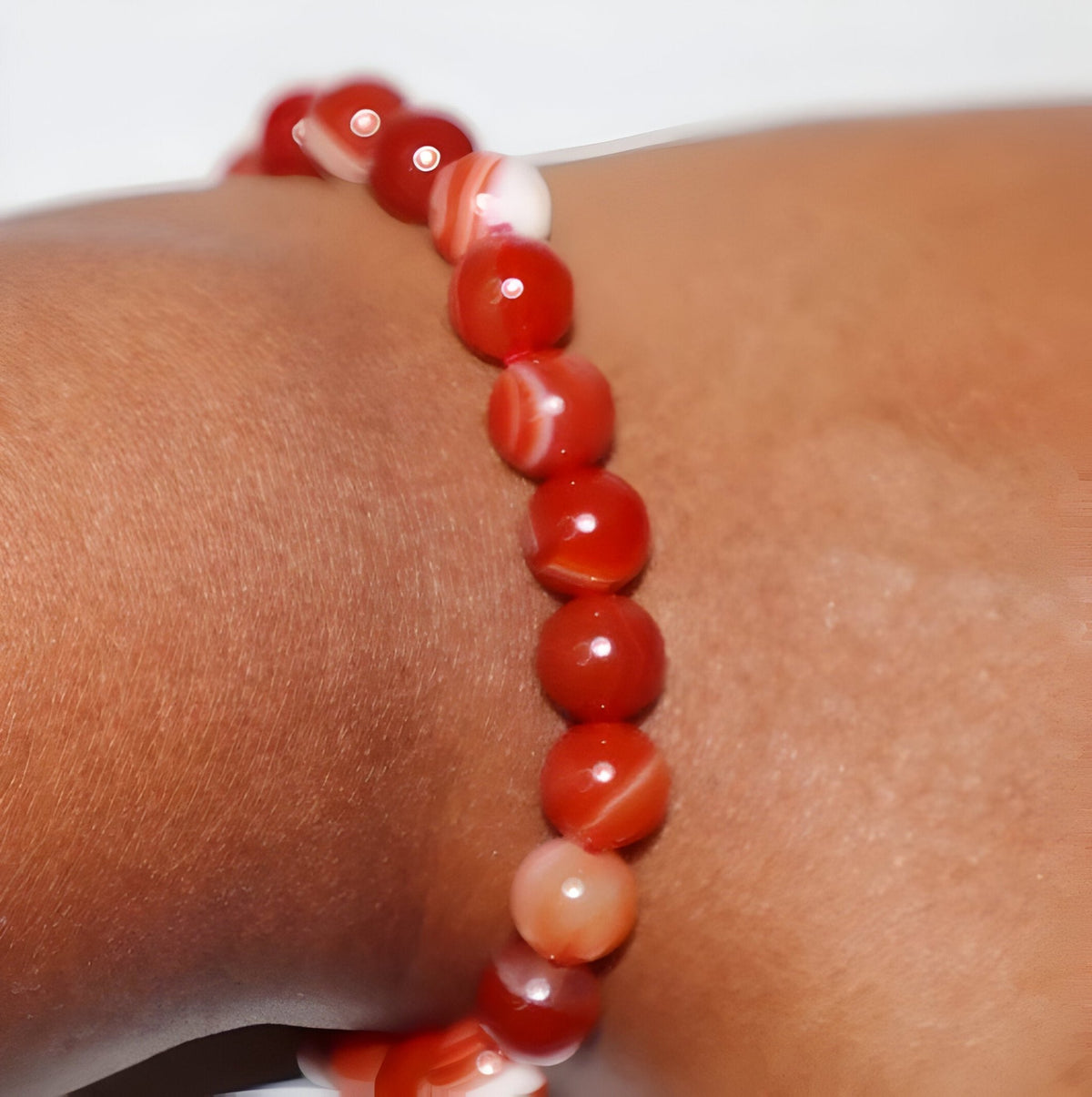Bracelet mixte en perles d'agate rouges et blanches, finition brillante et lisse.