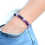 Bracelet mixte en pierre d'agate violet et mauve aux perles rondes et finition élastique.