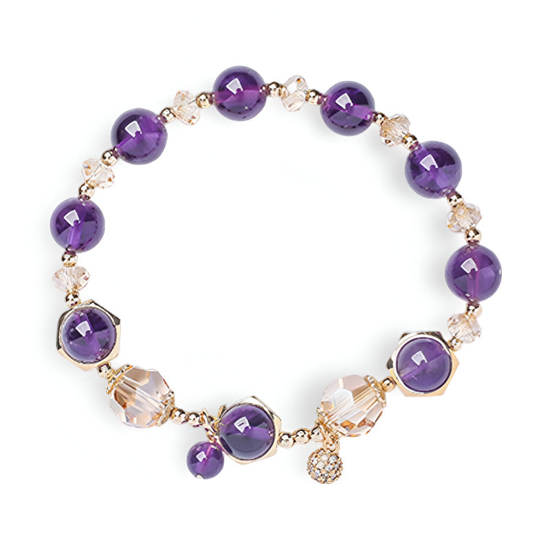 Bracelet pour femme en pierres rondes d'améthyste violet profond avec perles dorées et breloques scintillantes.