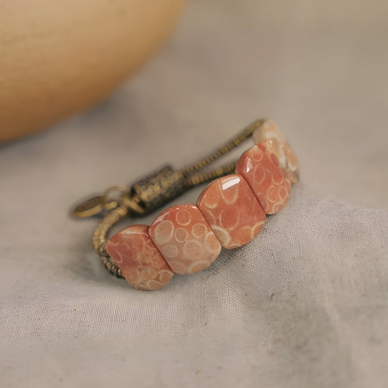 Bracelet femme en pierre de corail orange taillée, monture et chaîne en cuivre vieilli.