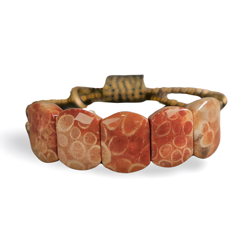 Bracelet femme avec grosses pierres de corail orangé facettées et maillons en cuivre patiné.
