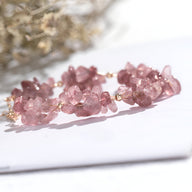 Bracelet femme en pierres de cristal rose naturelle, perles brutes montées sur fil doré.