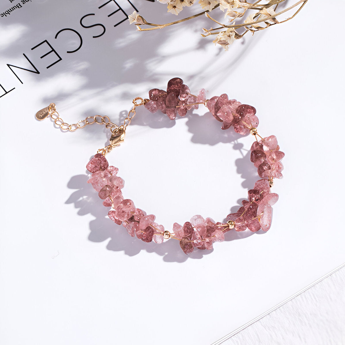 Bracelet femme en pierres roses naturelles, perles irrégulières, chaîne dorée ajustable.