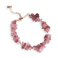 Bracelet pour femme en pierres de cristal rose naturelles avec chaîne ajustable en métal doré.