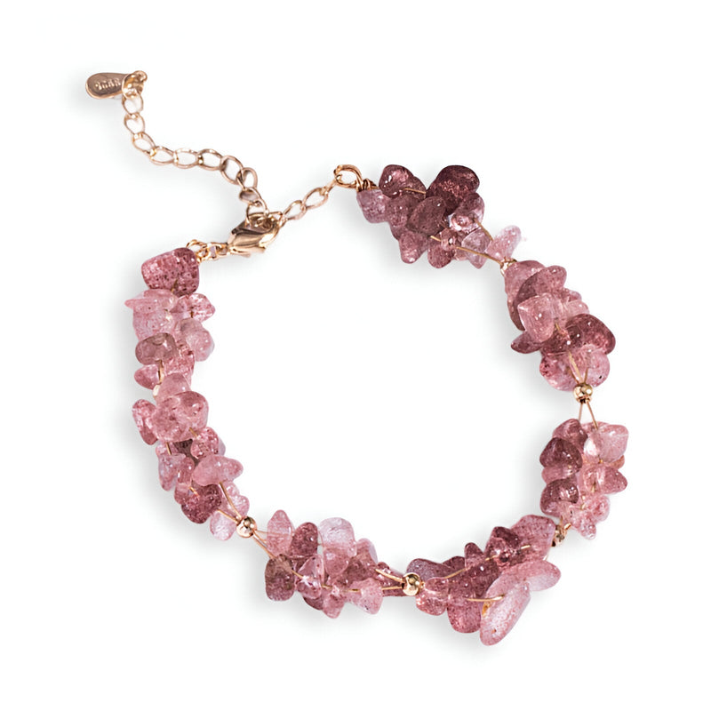 Bracelet pour femme en pierres de cristal rose naturelles avec chaîne ajustable en métal doré.