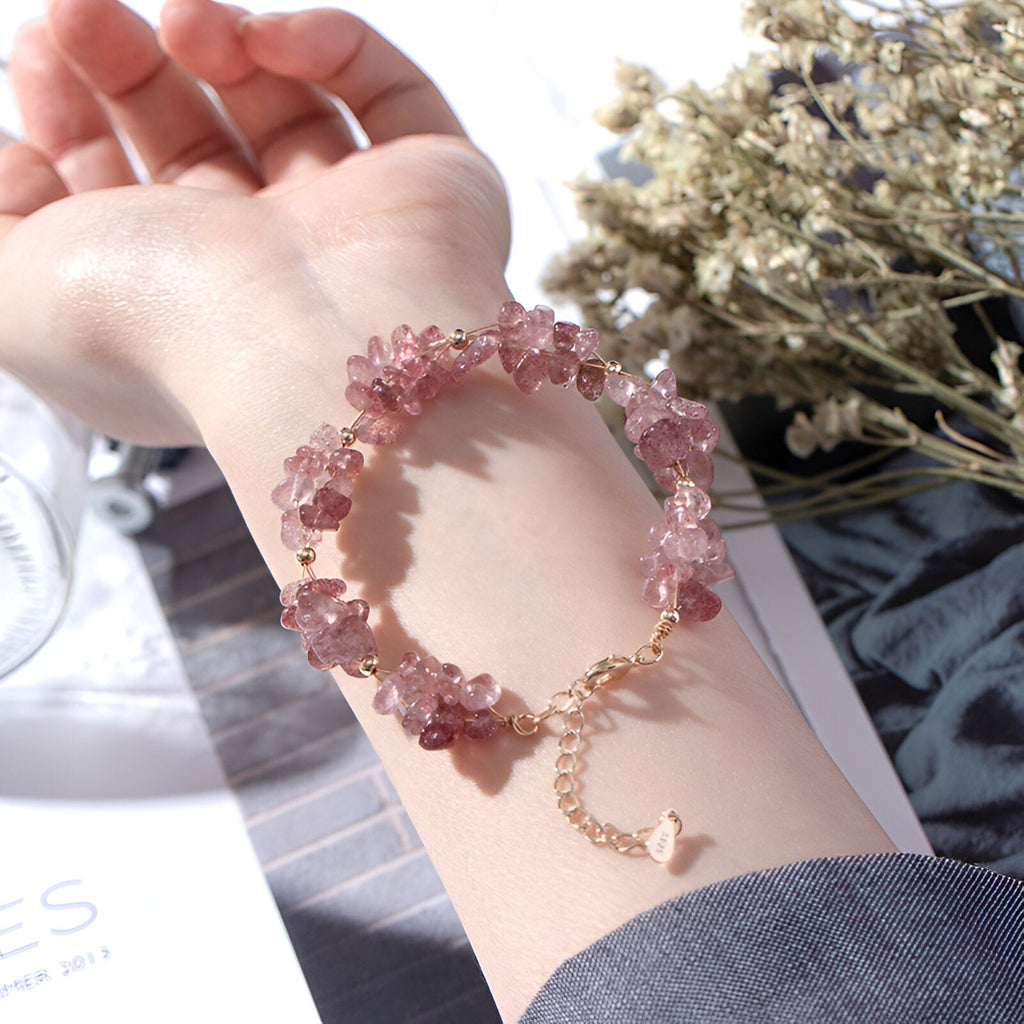 Bracelet rose en pierres de cristal naturelles avec chaîne dorée et breloque cœur délicate.