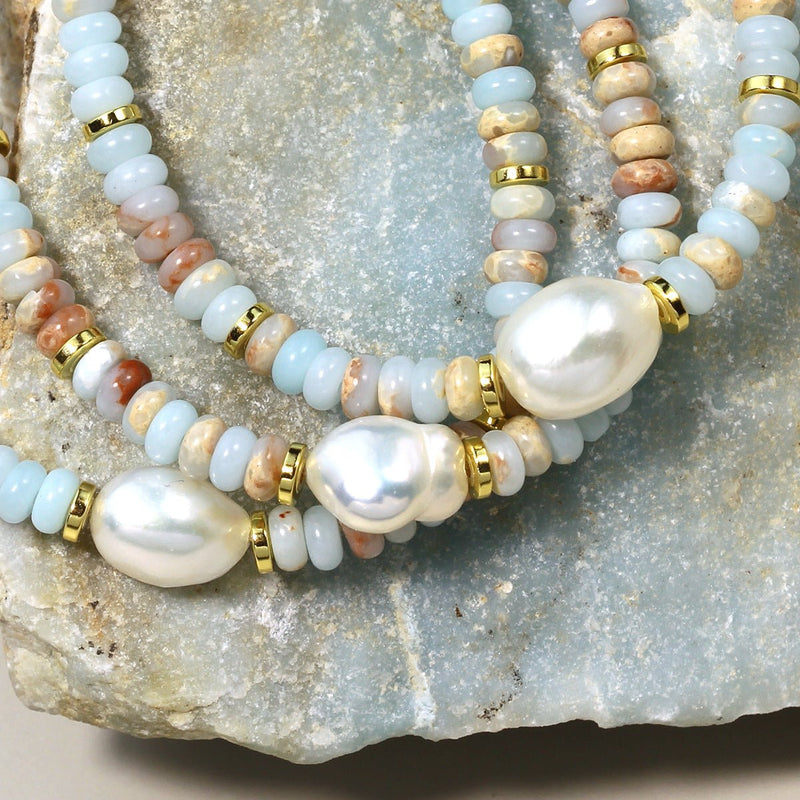 Bracelet multicolore en pierres de Shoushan avec perles nacrées et séparateurs dorés sur pierre brute.