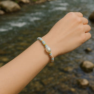 Bracelet multicolore en pierre de Shoushan avec perle centrale blanche, style zen et féminin.