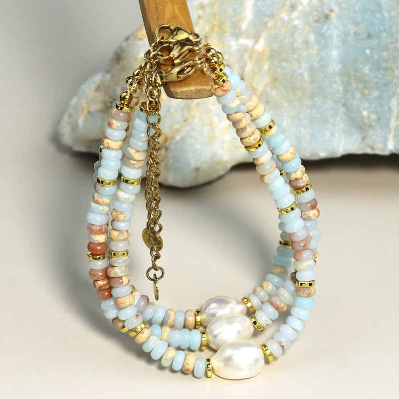 Bracelet femme multicolore en perles rondes de pierre de Shoushan avec chaînette dorée et pendentifs nacrés.