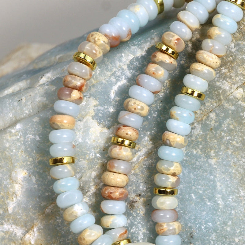 Bracelet multicolore pour femme en pierres Shoushan polies avec perles dorées brillantes, style zen.