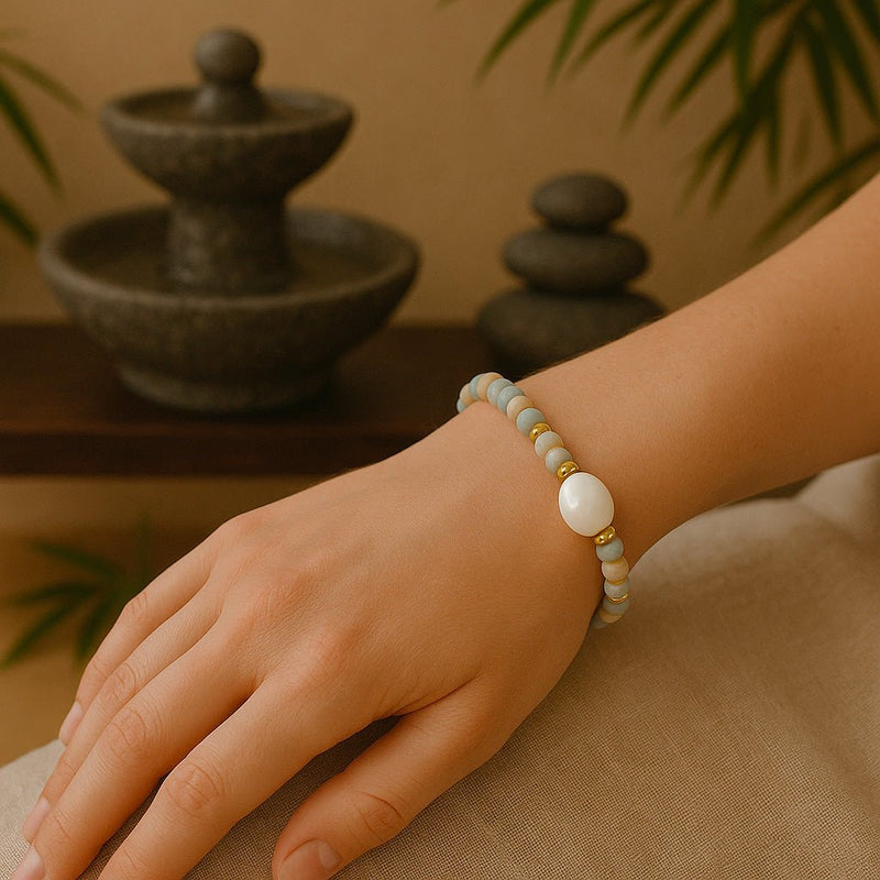 Bracelet femme multicolore en pierres rondes fines avec perle centrale blanche, style zen et détente.