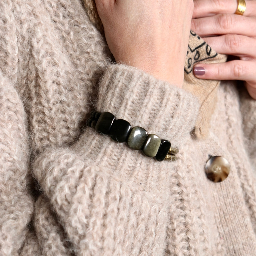 Bracelet pour femme en perles lisses d'obsidienne dorée et laiton doré, design élégant et moderne.