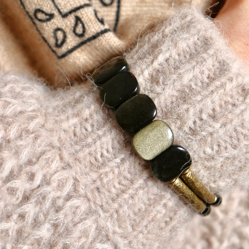 Bracelet pour femme avec pierres obsdienne noire et dorée, maillons en laiton, style rectangulaire lisse.