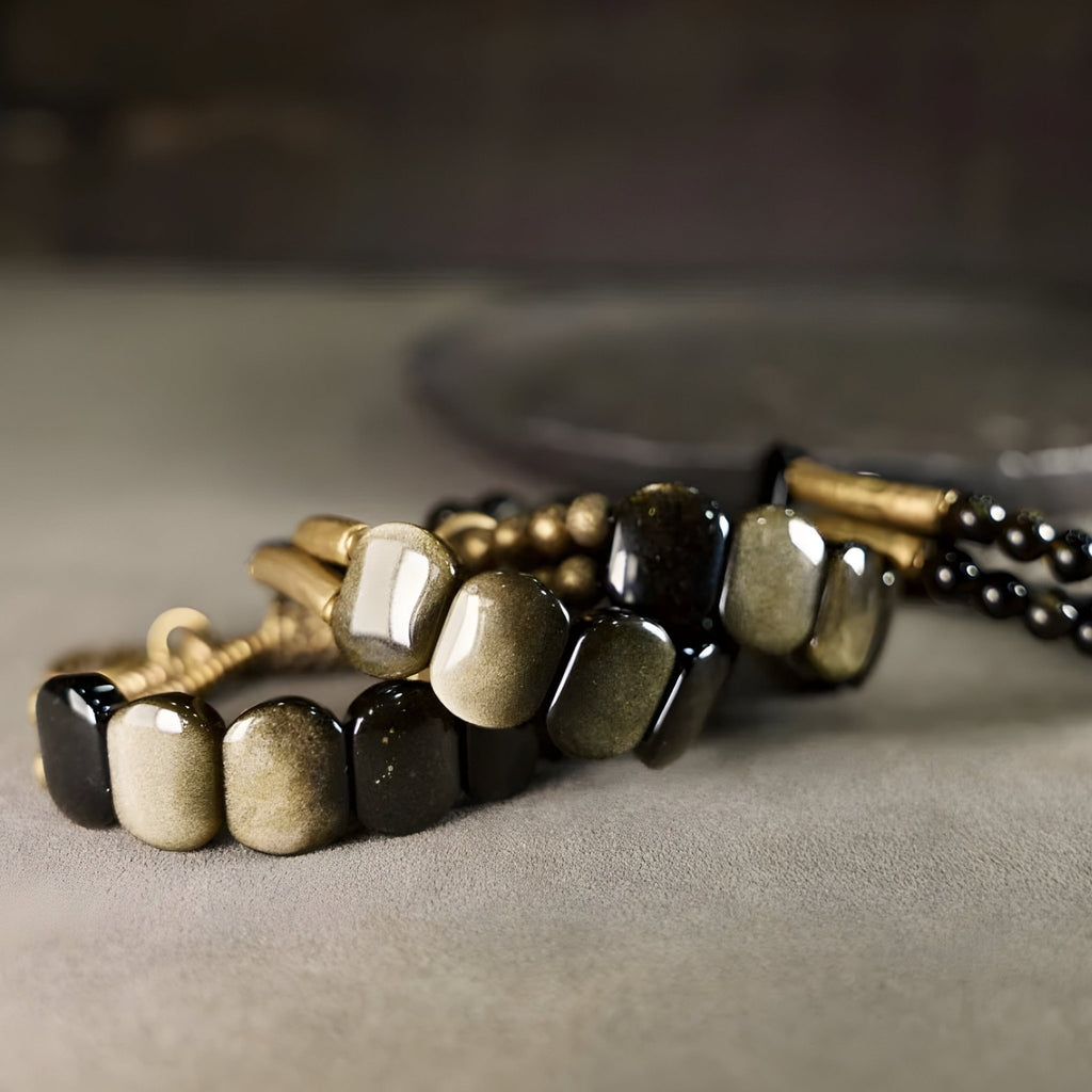 Bracelet pour femme en pierre d'obsidienne dorée carrée et perles rondes en laiton noir brillant.
