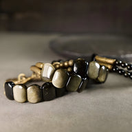 Bracelet pour femme en pierre d'obsidienne dorée carrée et perles rondes en laiton noir brillant.