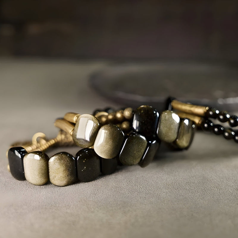 Bracelet pour femme en pierre d'obsidienne dorée carrée et perles rondes en laiton noir brillant.